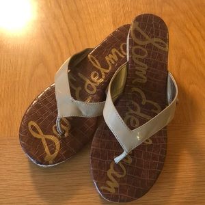 🦋Beige patent leather flip flops by Sam Edelman🦋